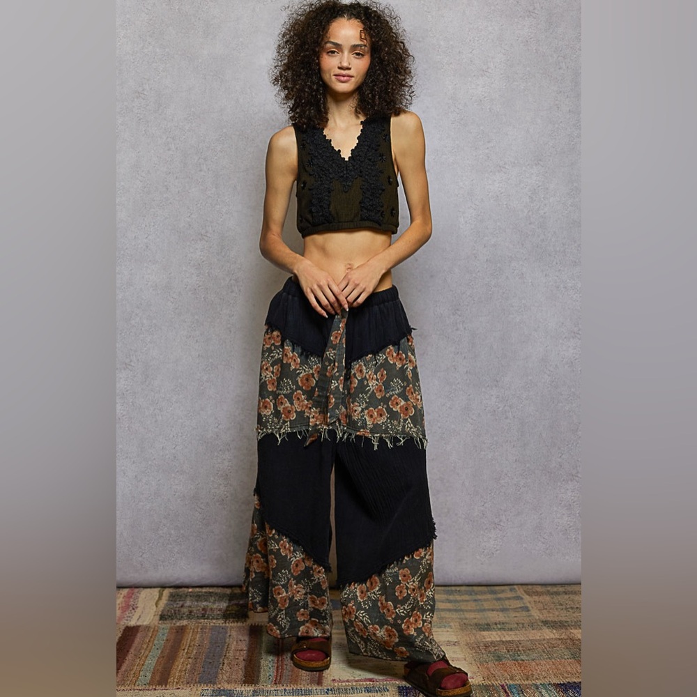 P32 Last 1! POL Black and Floral Wide Leg Pants
